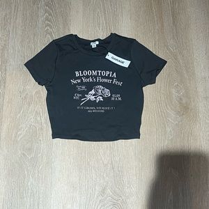 GARAGE - BRAND NEW (with tags!!) - cropped graphic stormi tee